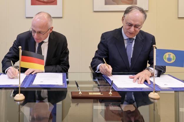 H.E. Mr Thomas Schieb, Permanent Representative of the Federal Republic of Germany to the OPCW, and Ambassador Fernando Arias, OPCW Director-General