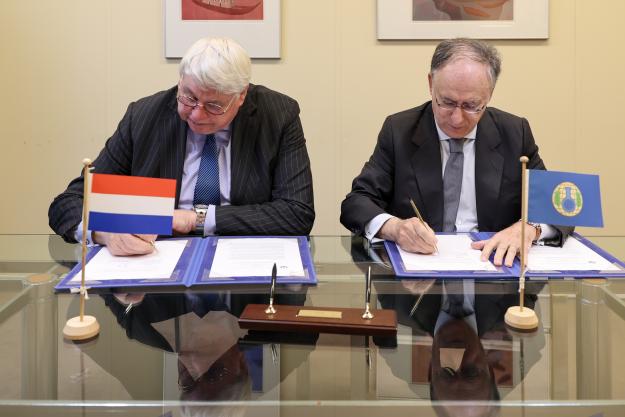 H.E. Mr Henk Cor van der Kwast, Permanent Representative of The Netherlands to the OPCW, and Ambassador Fernando Arias, OPCW Director-General