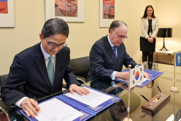 H.E. Mr Hyong-chan Choe, Permanent Representative of South Korea to the OPCW, and Ambassador Fernando Arias, Director-General of the OPCW