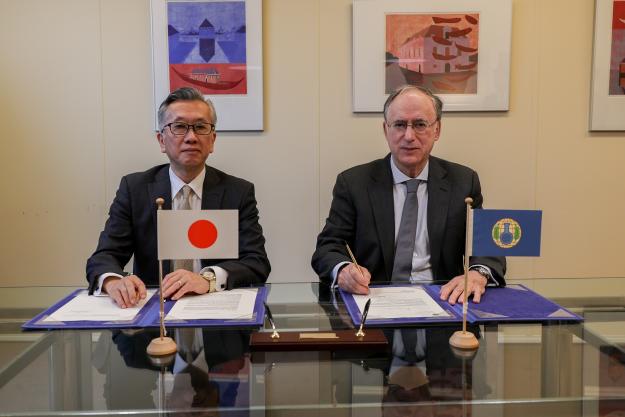 H.E. Mr Hiroshi Minami, Permanent Representative of Japan to the OPCW, and Ambassador Fernando Arias, OPCW Director-General