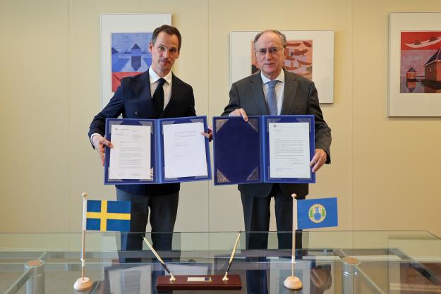 H.E. Mr Johannes Oljelund, Permanent Representative of the Kingdom of Sweden to the OPCW, and Ambassador Fernando Arias, OPCW Director-General