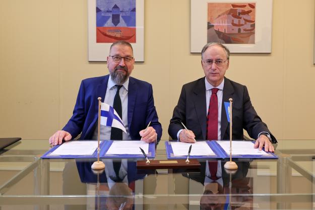 H.E. Mr Ilkka-Pekka Similä Permanent Representative of Finland to the OPCW, and Ambassador Fernando Arias, OPCW Director-General
