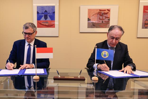 Permanent Representative of Monaco to the OPCW and OPCW Director-General at ceremony formalising Monaco's contributions to OPCW's Trust Fund for Training and Trust Fund for Syria.