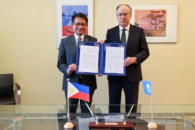 Permanent Representative of Philippines and OPCW Director-General formalise contribution