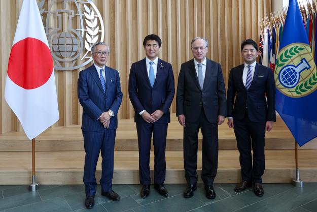 Parliamentary Vice-Minister of Defense of Japan and the OPCW Director-General with the Japanese delegation