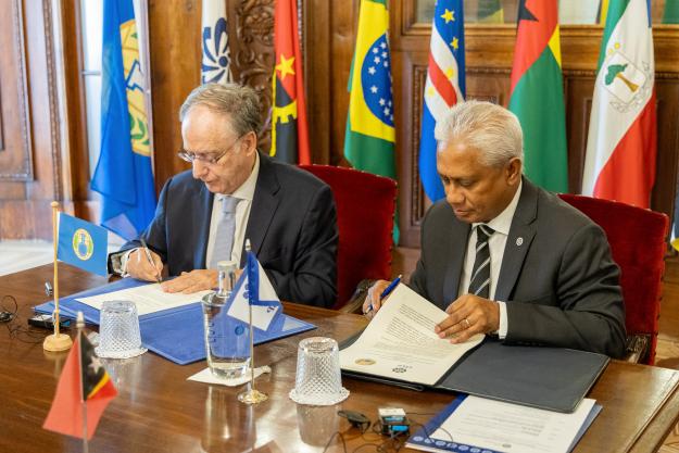 Ambassador Fernando Arias, OPCW Director-General, and Ambassador Zacarias da Costa, CPLP Executive Secretary, sign a Memorandum of Understanding (MoU) at the Community of Portuguese Language Countries (CPLP) Headquarters in Lisbon, Portugal, on 3 June 2025. (Photo: CPLP)