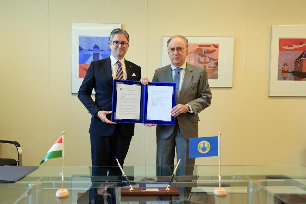 H.E. Mr Dániel Horogszegi Szilágyi-Landeck, Permanent Representative of Hungary, and Ambassador Fernando Arias, OPCW Director-General.