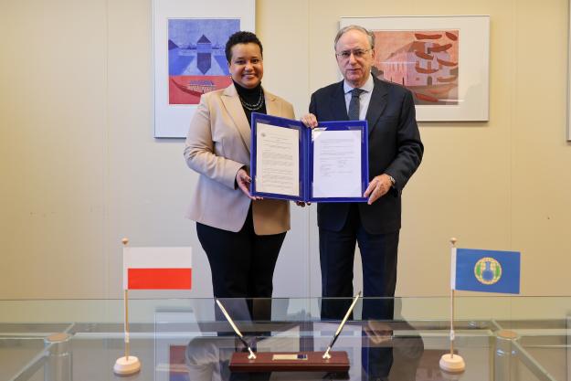 H.E. Ms Margareta Kassangana, Permanent Representative of the Republic of Poland to the OPCW, and Ambassador Fernando Arias, OPCW Director-General, during a ceremony to formalise Poland’s contribution to the OPCW. 