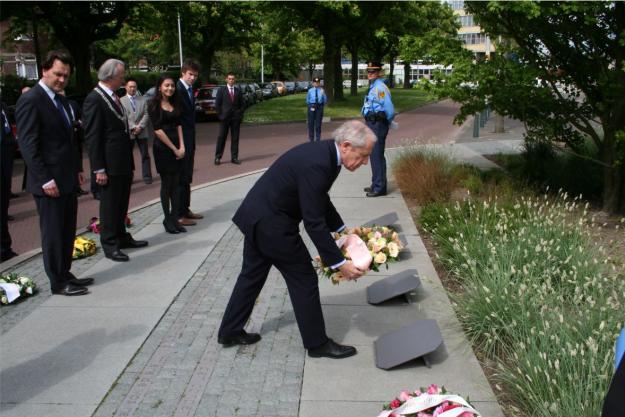 OPCW Director-General laying flowers at the Memorial Site. Day of Remembrance for All Victims of Chemical Warfare (29 April 2009)