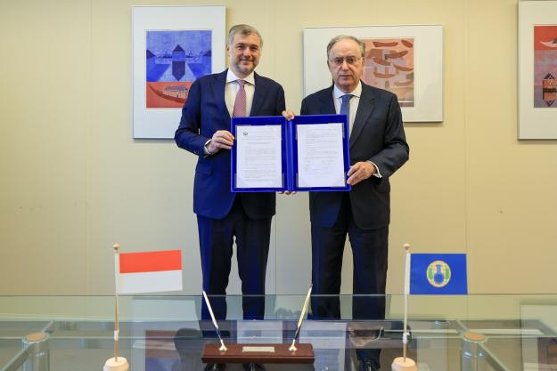 H.E. Mr Frédéric Labarrère, Permanent Representative of the Principality of Monaco to the OPCW, and Ambassador Fernando Arias, OPCW Director-General