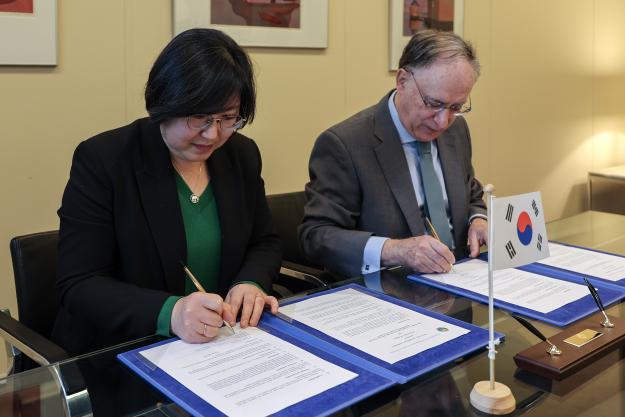 Minister and Consul-General at the Embassy of the Republic of Korea in the Netherlands, and OPCW Director- General formalise contribution