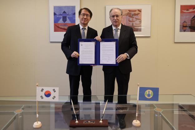 Permanent Representative of the Republic of Korea, H.E. Ambassador Seok-in Hong and OPCW Director-General, Ambassador Fernando Arias