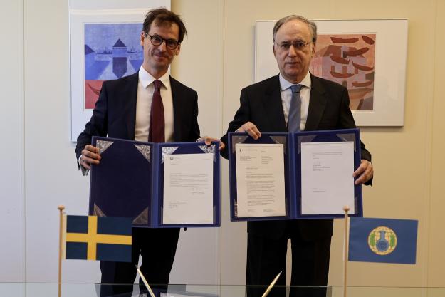 Permanent Representative of the Kingdom of Sweden to the OPCW, H.E. Mr Johannes Oljelund, and OPCW Director-General, Ambassador Fernando Arias