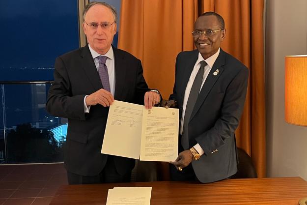 OPCW Director-General Fernando Arias (left) and Minister of Foreign Affairs and International Cooperation of South Sudan, Hon. James Pitia Morgan (right)