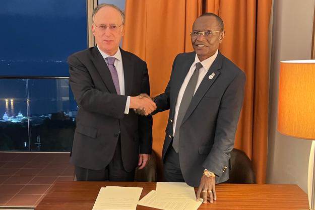 Director-General of the OPCW Ambassador Fernando Arias (left) and Minister of Foreign Affairs and International Cooperation of South Sudan, Hon. James Pitia Morgan (right)