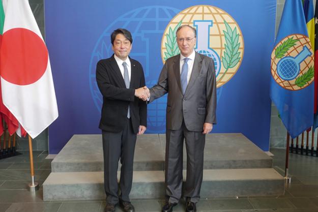 The Director-General of the Organisation for the Prohibition of Chemical Weapons (OPCW), Ambassador Fernando Arias, and the Minister of Defence of Japan, Mr Itsunori Onodera