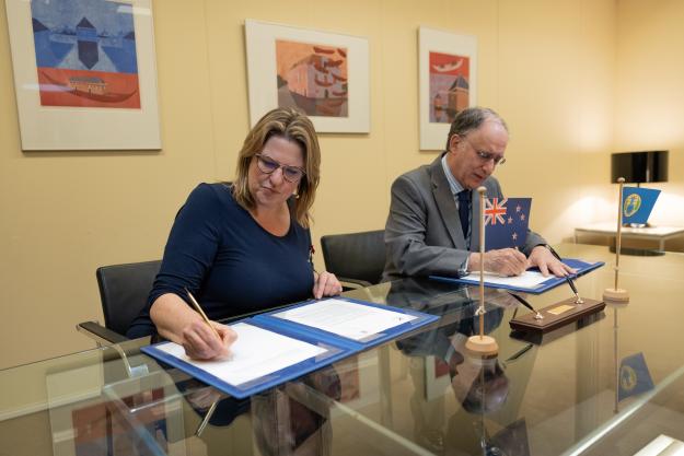 H.E. Mrs Susannah Gordon, Permanent Representative of New Zealand to the OPCW and Ambassador Fernando Arias, OPCW Director-General