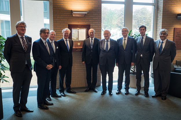 The former Mayor of the City of The Hague, H.E. Mr. Jozias van Aartsen, the Director-General of the Organisation for the Prohibition of Chemical Weapons (OPCW), Ambassador Ahmet Üzümcü, senior officials from the government of the Netherlands and other dignitaries in front of the Nobel Peace Prize awarded to the OPCW in 2013