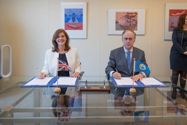 H.E. Ms Joanna Roper CMG, Permanent Representative of the United Kingdom of Great Britain and Northern Ireland to the OPCW, and Ambassador Fernando Arias, OPCW Director-General
