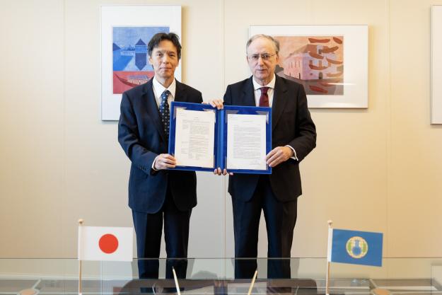 Permanent Representative of Japan to the OPCW, H.E. Mr Rokuichiro Michii and OPCW Director-General, Ambassador Fernando Arias