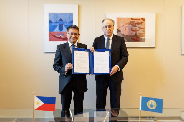 Permanent Representative of the Republic of the Philippines to the OPCW, H.E. Mr Jose Eduardo Malaya III and OPCW Director-General, Ambassador Fernando Arias