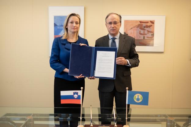 Slovenia’s Permanent Representative to the OPCW, H.E. Ambassador Sanja Štiglic, and the OPCW Director-General, H.E. Mr Fernando Arias.