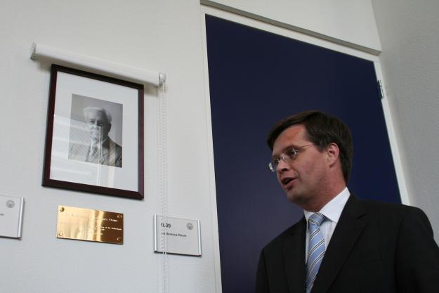 On 27 April 2006, the Prime Minister of the Kingdom of the Netherlands, H.E. Mr Jan-Peter Balkenende, during his visit to the OPCW on the occasion of the First Observance of the Remembrance Day for All Victims of Chemical Warfare unveiled a photograph of Dr Arie Jacobus Johannes Ooms. The Prime Minister also officially named one of the main conference rooms used by OPCW delegates at the Headquarters the “Ooms Room”. 