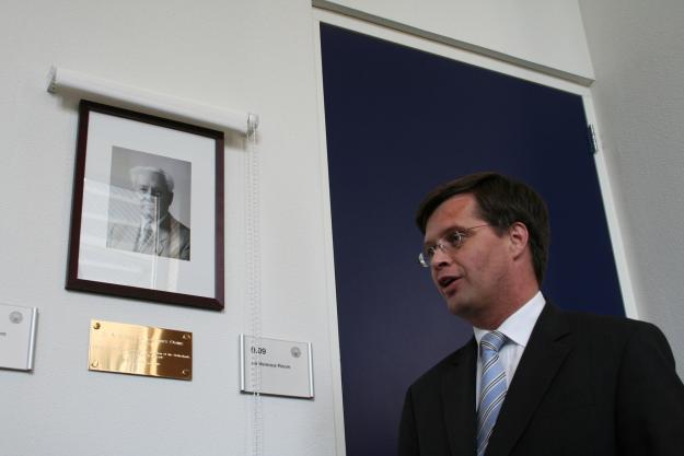 On 27 April 2006, the Prime Minister of the Kingdom of the Netherlands, H.E. Mr Jan-Peter Balkenende, during his visit to the OPCW on the occasion of the First Observance of the Remembrance Day for All Victims of Chemical Warfare unveiled a photograph of Dr Arie Jacobus Johannes Ooms. The Prime Minister also officially named one of the main conference rooms used by OPCW delegates at the Headquarters the “Ooms Room”.