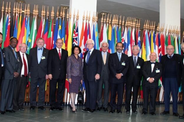 Left to right: Dr Gu Juesheng, Ambassador Abuelgasim Abdelwahid Sheikh Idris, Dr Claude Eon, Dr Ralf Trapp, Director-General Ahmet Üzümcü, Ambassador Noor Farida Ariffin, Ambassador Rolf Ekeus (Chairman), Ambassador Roberto Garcia Moritan, Ambassador Rakesh Sood, Dr Bunro Shiozawa, Ambassador Marcos Castrioto de Azambuja, Ambassador Sergey Batsanov, and Ambassador Eric Javits. 