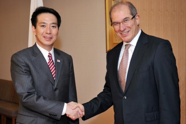 Director-General Ambassador Ahmet Üzümcü (right) and Minister for Foreign Affairs in Japan, Mr Seiji Maehara (left)