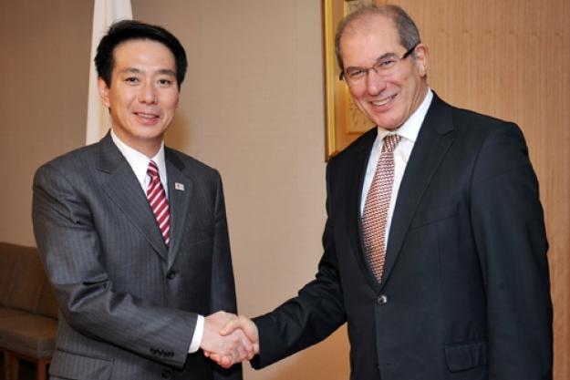 Director-General Ambassador Ahmet Üzümcü (right) and Minister for Foreign Affairs in Japan, Mr Seiji Maehara (left) 