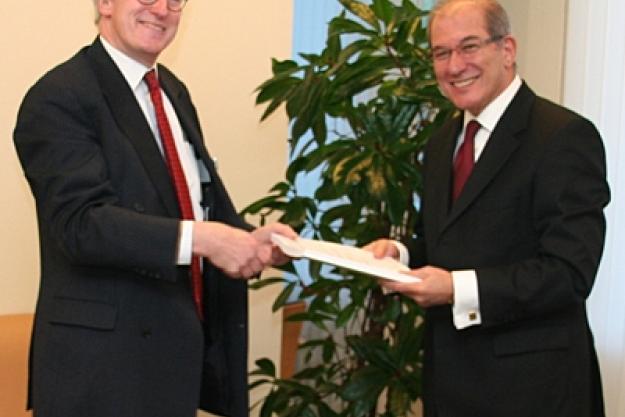 H.E. Mr Maarten Lak presenting the report of Article XI Workshop to OPCW Director-General, H.E Mr Ahmet Üzümcü.