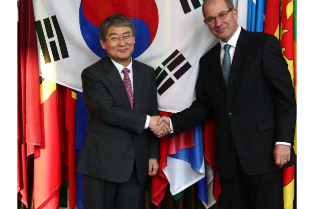 OPCW Director-General, Ambassador Ahmet Üzümcü with the Permanent Representative of the Republic of Korea, Ambassador Young-won Kim, OPCW Headquarters.