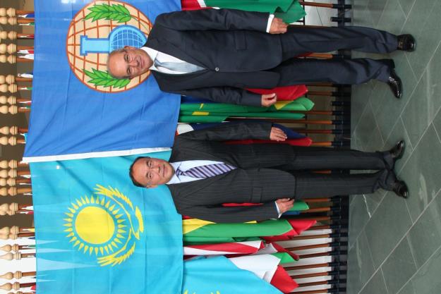 H.E. Mr. Kanat Saudabayev (left) and OPCW Director-General, Ambassador Ahmet Üzümcü