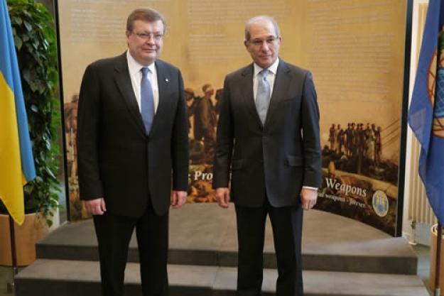 H.E. Mr. Kostyantyn Gryshchenko, Minister of Foreign Affairs of Ukraine (left) met with Director-General Ahmet Üzümcü during an official visit to the OPCW Headquarters on 4 April, 2012. 