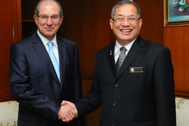OPCW Director-General Ahmet Üzümcü (left) and Malaysian Deputy Minister of Foreign Affairs Datuk Richard Riot Anak Jaem.