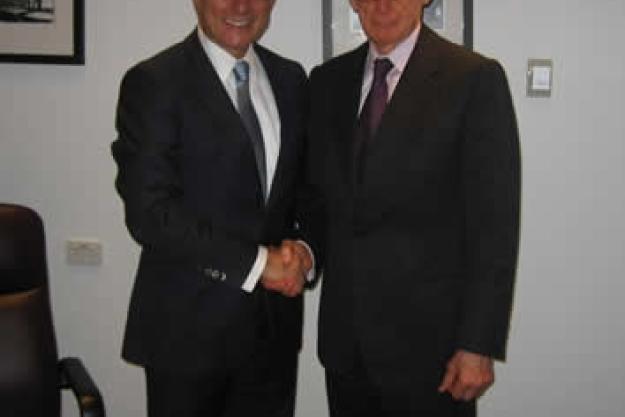 Director-General Ahmet Üzümcü (left) visited with Australian Minister for Foreign Affairs Bob Carr.