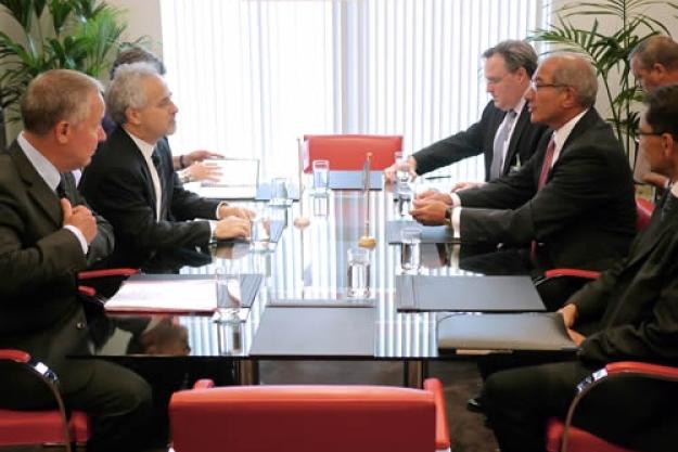 The Deputy Minister of Foreign Affairs of Canada, Mr Morris Rosenberg (left, sitting forward), met with the Director-General, Ambassador Ahmet Üzümcü, and other senior staff members.