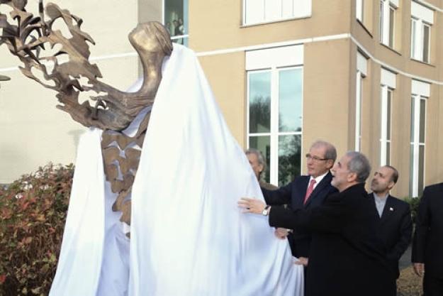 OPCW Director-General Ahmet Üzümcü (left) and Deputy Foreign Minister for International Affairs of Iran, H.E. Mohammad Mehdi Akhoundzadeh unveil the monument dedicated to victims of chemical weapons.