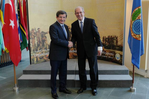 The Foreign Minister of Turkey, H.E. Ahmet Davutoğlu and OPCW Director-General Ahmet Üzümcü.
The Foreign Minister of Turkey, H.E. Ahmet Davutoğlu.
Members of the Turkish delegation and members of OPCW senior staff.