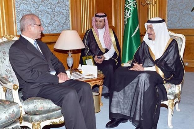 OPCW Director-General Ahmet Üzümcü at his reception by Crown Prince Salman bin Abdulaziz Al Saud. (Source: Al Riyadh)
The Director-General and OIC Secretary General, H.E. Prof Ekmeleddin Ihsanoglu.