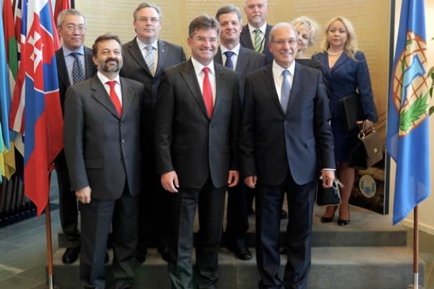 Above: The Deputy Prime Minister and Minister of Foreign and European Affairs of the Slovak Republic, H.E. Mr Miroslav Lajčák and OPCW Director-General Ahmet Üzümcü. Below: Mr Miroslav Lajčák and the Slovakian delegation with OPCW senior staff.