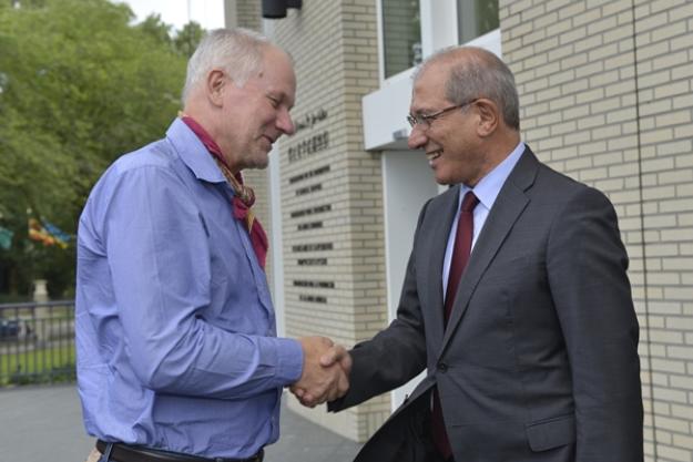 OPCW Director-General Ahmet Üzümcü greets Dr Åke Sellström, head of the UN Inspection Team to Syria, upon the team's return to The Hague. Photo: Henry Arvidsson