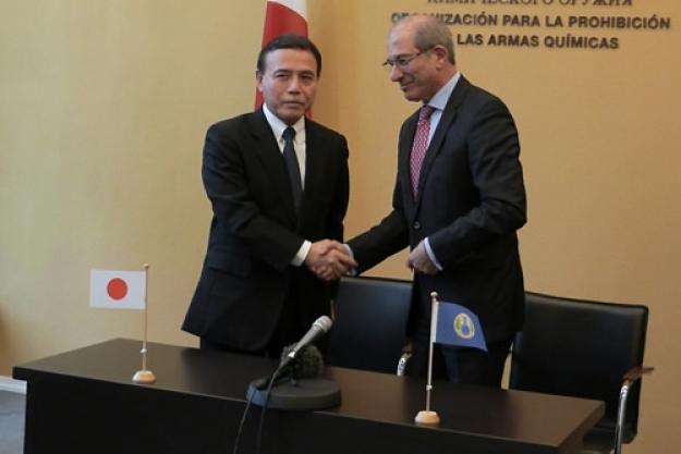 Japan’s Permanent Representative to the OPCW, H.E. Masaru Tsuji (left), and Director-General Ahmet Üzümcü at the signing ceremony today at OPCW headquarters in The Hague.
