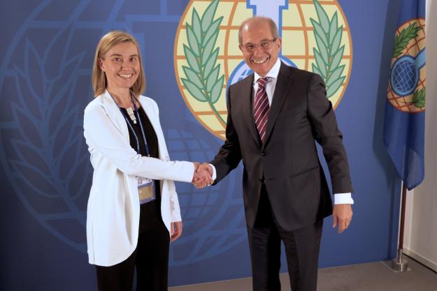 Director-General Ahmet Üzümcü (right) and the Minister for Foreign Affairs of Italy, Ms Federica Mogherini.
