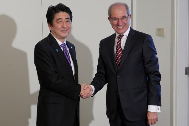 OPCW Director-General Ahmet Üzümcü, right,  meeting with the Prime Minister of Japan, Mr Shinzo Abe, on 24 March 2014.