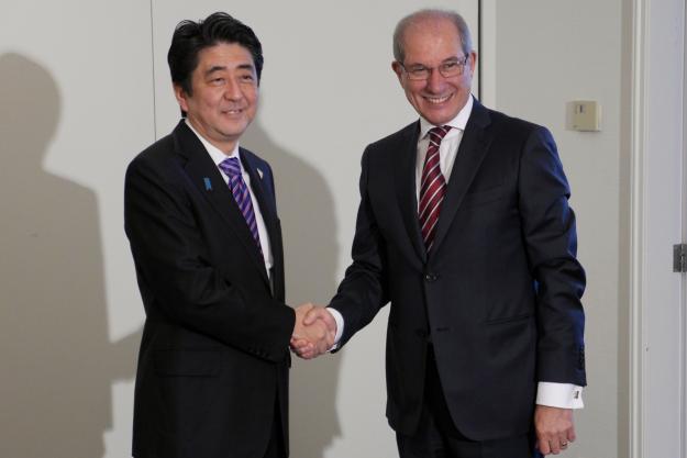 OPCW Director-General Ahmet Üzümcü, right, meeting with the Prime Minister of Japan, Mr Shinzo Abe, on 24 March 2014.