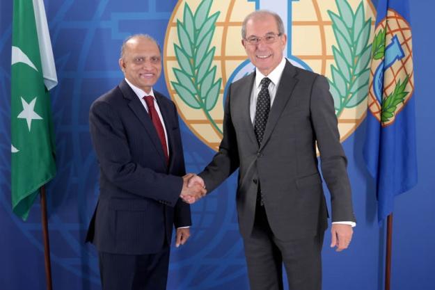 The Foreign Secretary of Pakistan, H.E. Mr Aizaz Ahmad Chaudhry, and OPCW Director-General Ahmet Üzümcü.