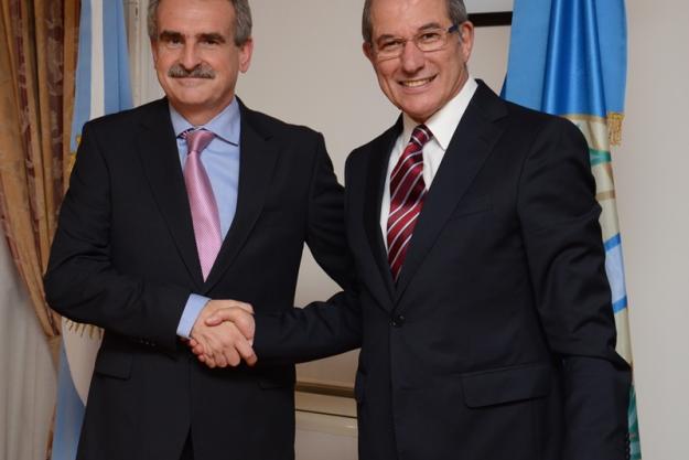 El ministro de Defensa de Argentina, Agustín Rossi (izquierda) y el Director General de la OPAQ, Ahmet Üzümcü.