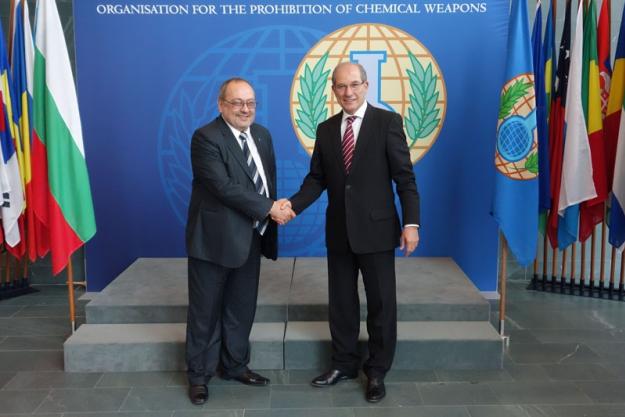 Director-General, Ambassador Ahmet Üzümcü (right), with H.E. Mr Georgi Dimitrov, the Permanent Secretary of Bulgaria’s Ministry of Foreign Affairs.